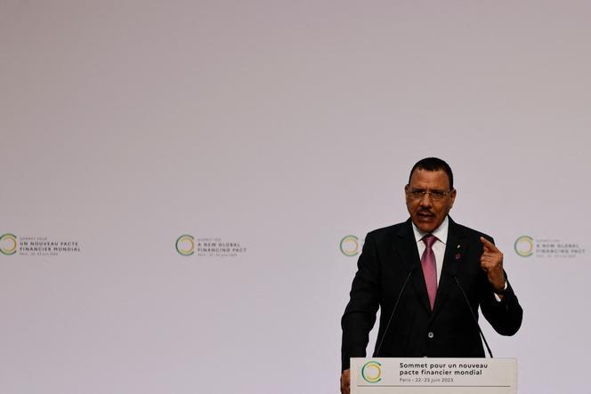 Mohamed Bazoum, ancien président du Niger, à la tribune d'un sommet à Paris en juin 2023